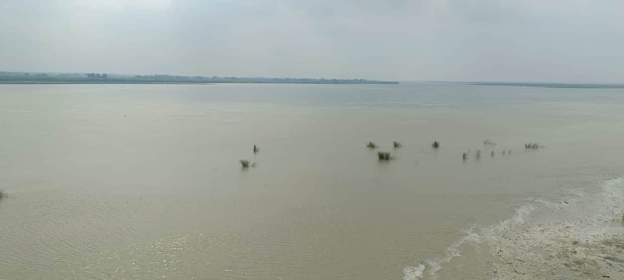 The water level of the Sarayu increased, reaching the banks