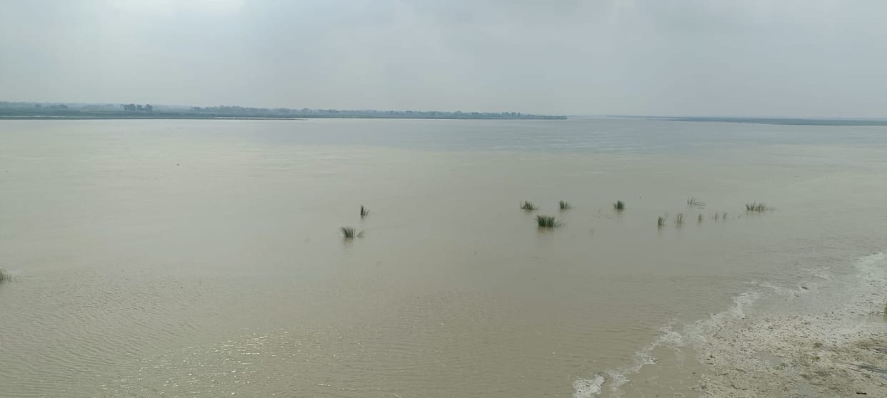 The water level of the Sarayu increased, reaching the banks
