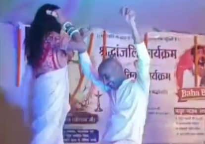 राजद नेता के श्रद्धांजलि सभा के बाद डांस करती बार बालाएं