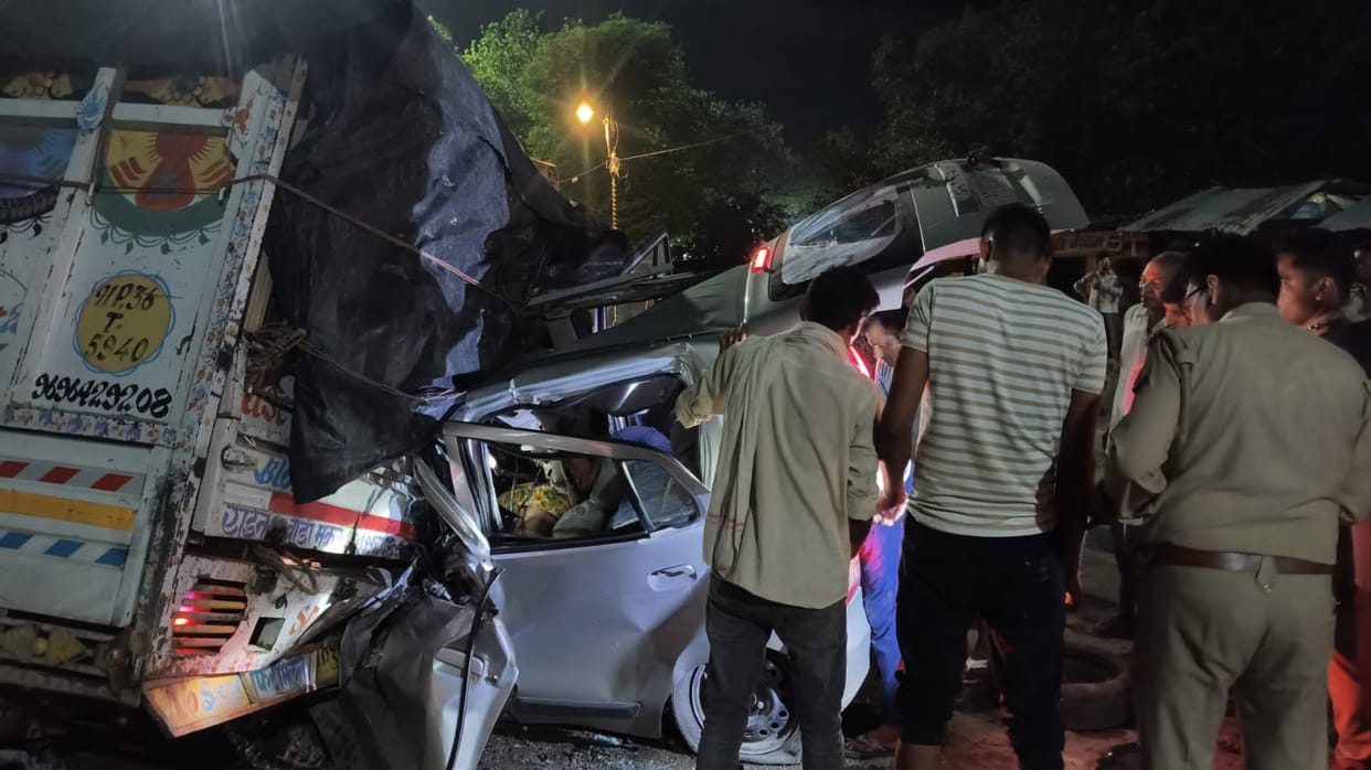 Jaunpur and Gonda... Car crashes into pickup truck; brother and sister killed.