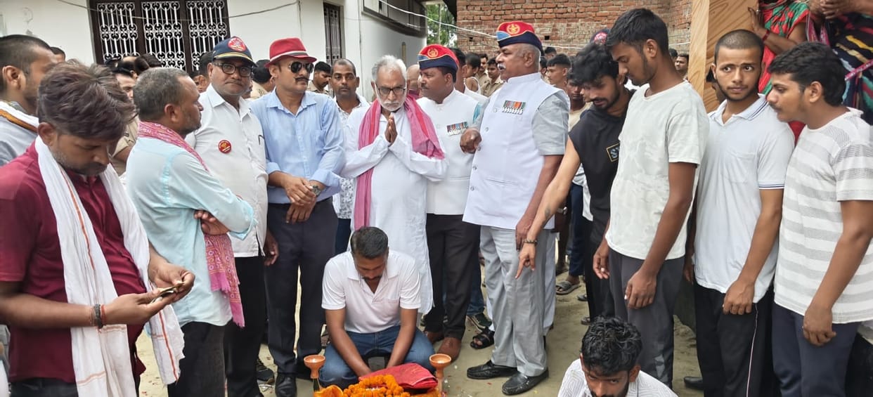Last rites of deceased ex-serviceman halted; land survey demanded amidst property dispute.