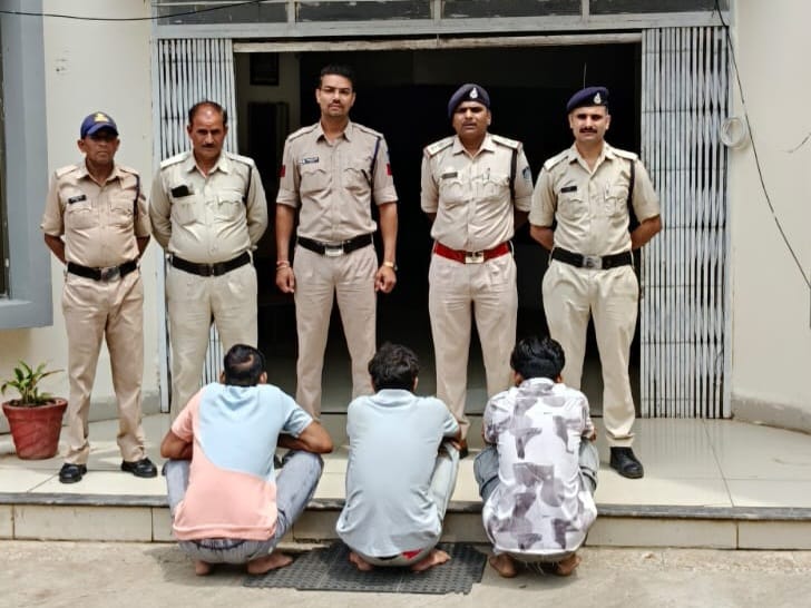 पुलिस गिरफ्त में चोर