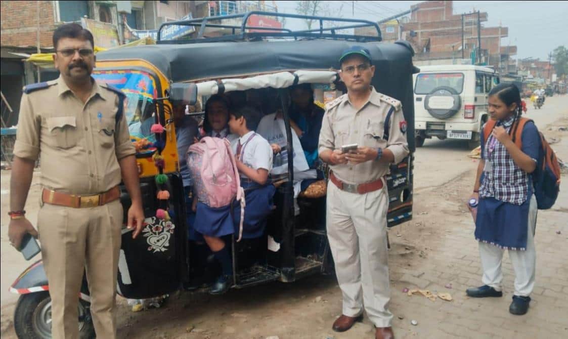 18 school children were seated in an auto-rickshaw with a 10-seat capacity