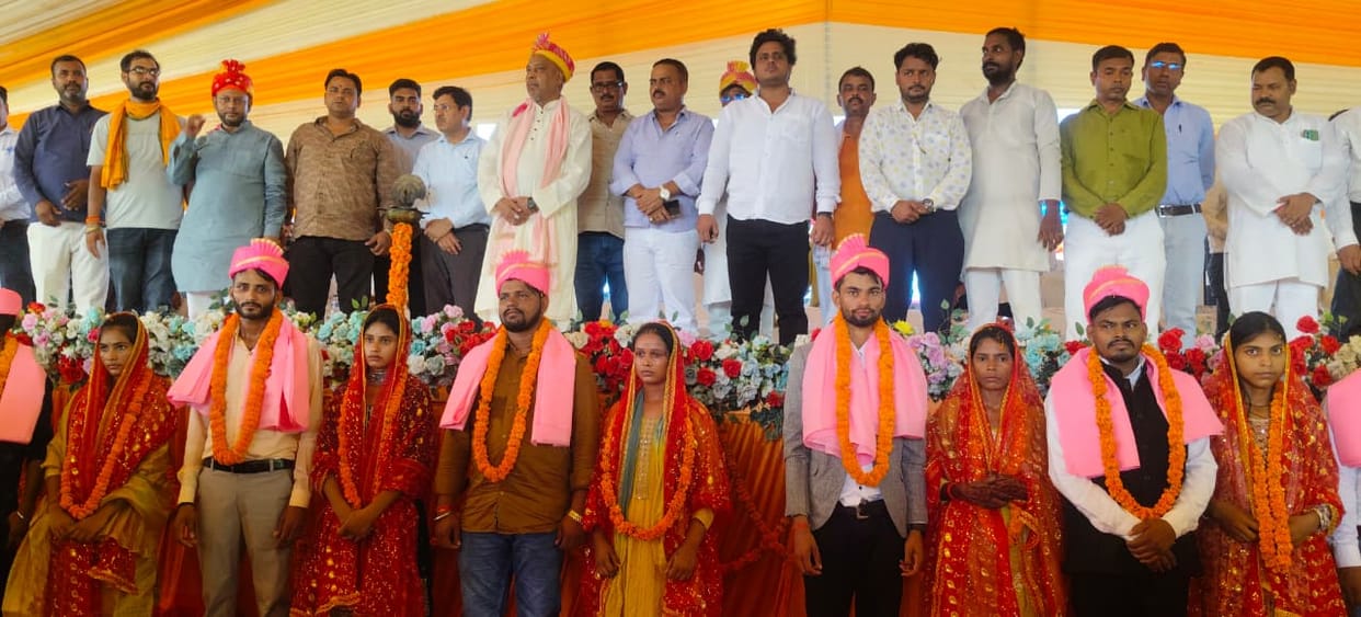 142 couples tied the nuptial knot at a mass wedding.