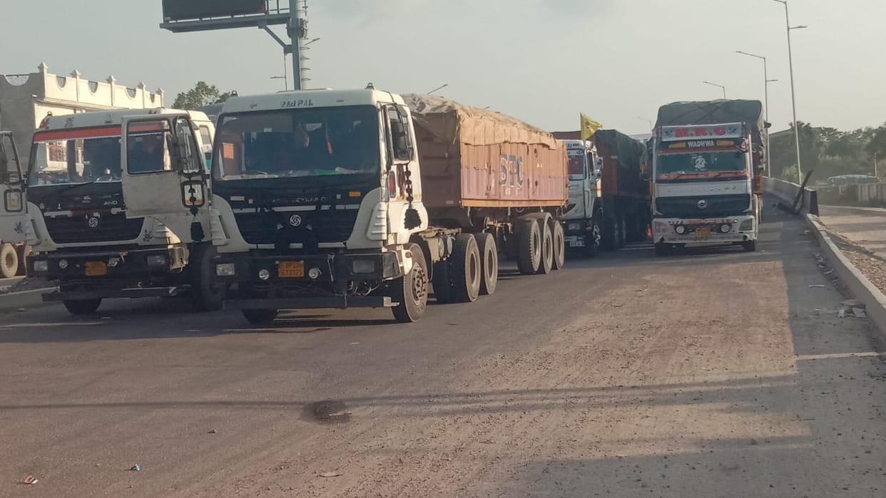 Even after four days, vehicles queue up for five km at Sonauli border