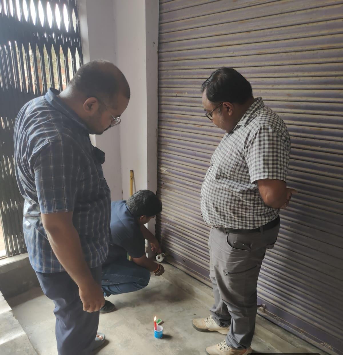 सरायमोहिउद्दीनपुर बाजार में बेसमेंट में अवैध रूप से संचालित अस्पताल को सील करवाते चिकित्साधिकार