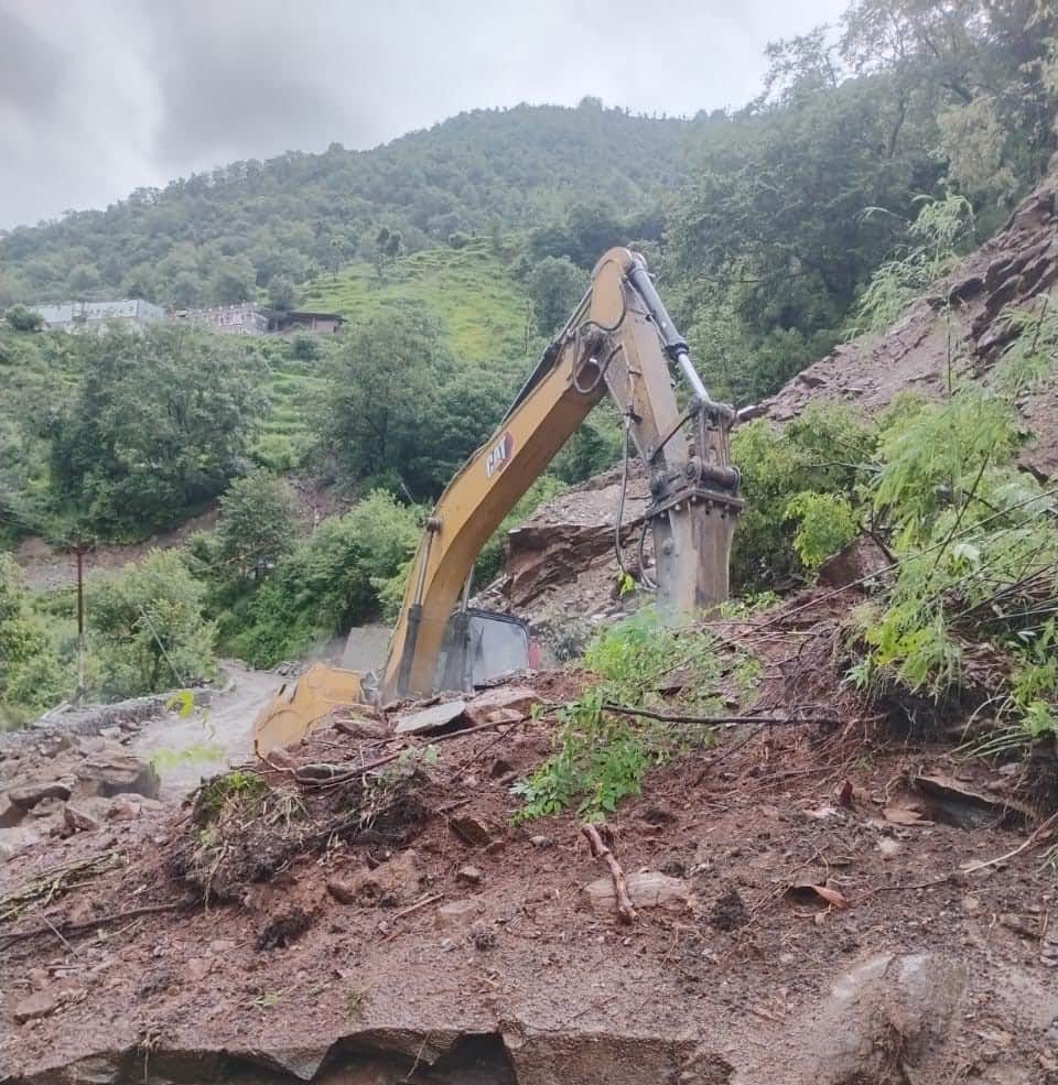 स्यानाचट्टी के पास यमुनोत्री हाईवे पर आया मलबा को हटाती एनएच की मशीन। स्रोत आपदा प्रबंधन