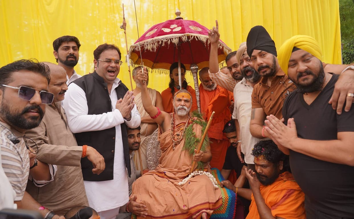 Akhilesh met Shankaracharya Swami Avimukteshwaranand Saraswati.