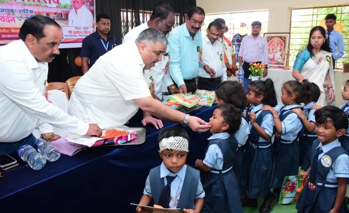 Minister Rajesh Agrawal attended the school enrollment festival and welcomed the students in Ambikapur