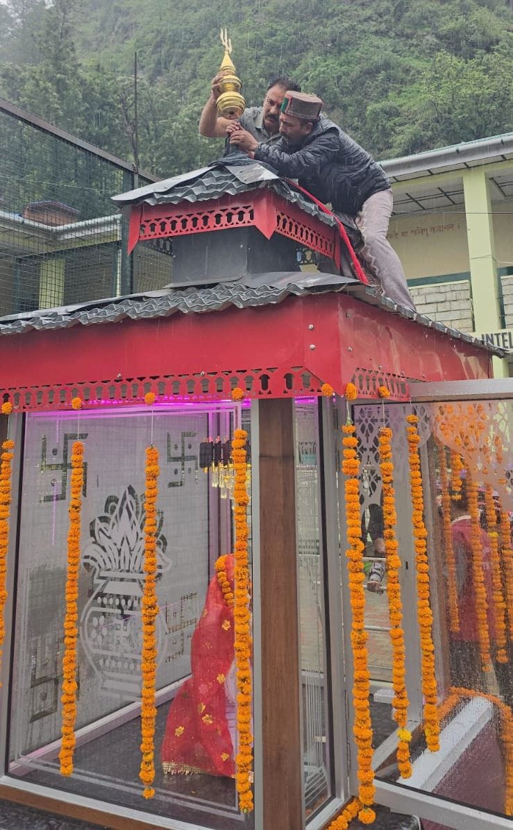 Inaugurated the Saraswati temple at Taklech School following prayers and rituals
