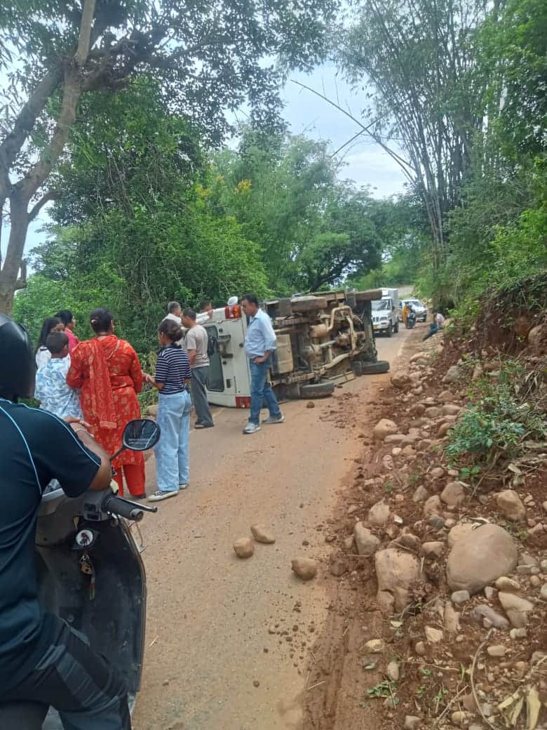देहरु में पलटी गाड़ी। जागरूक पाठक