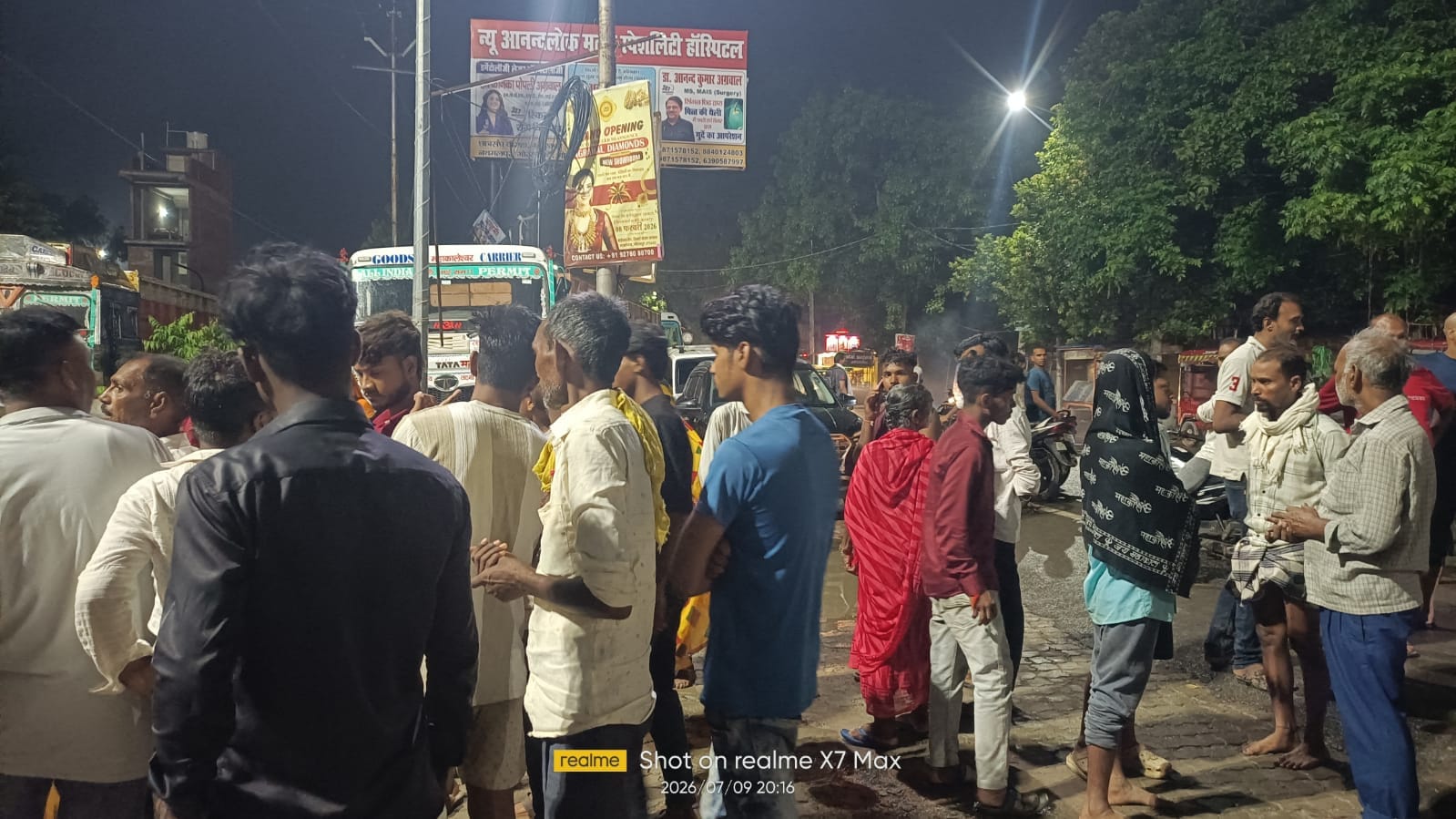 दोहरीघाट में बस की टक्कर से युवक की मौत के बाद जमा भीड़:जागरूक पाठक
