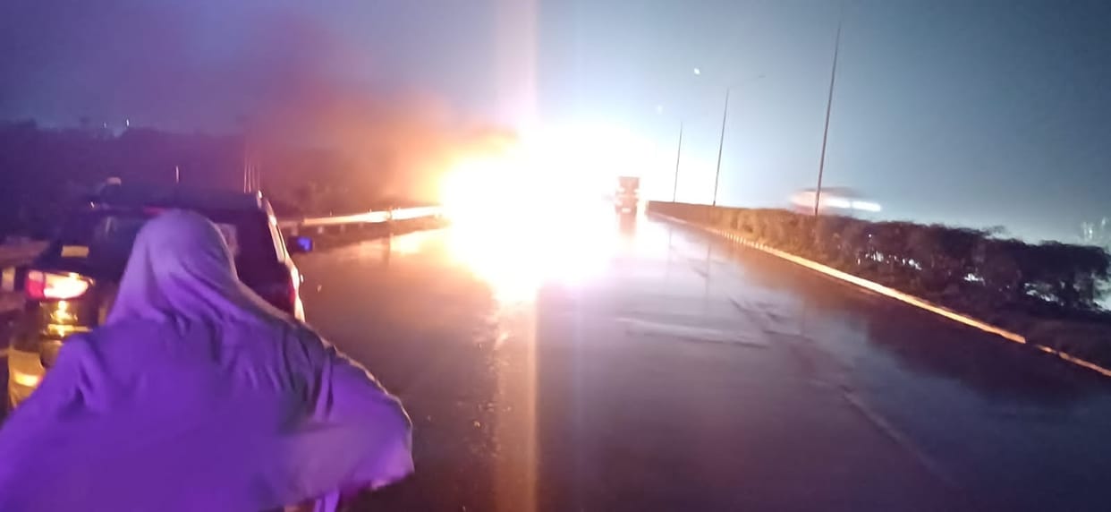 Massive fire breaks out in a moving car on the highway; couple saves their lives by jumping out.