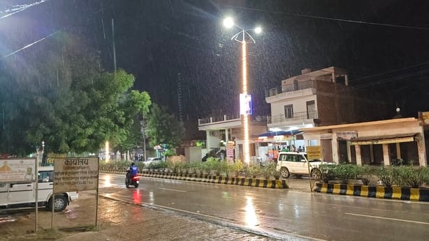 देर रात हुई बारिश से मौसम हुआ सुहावना। संवाद