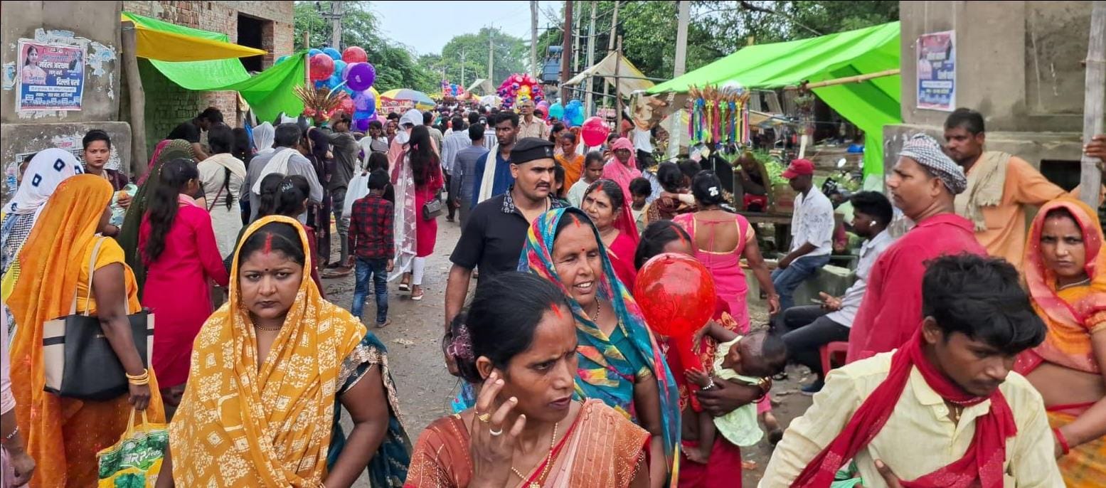 दरगाह में आयोजित मेले में पहुंचे श्रद्धालु।संवाद