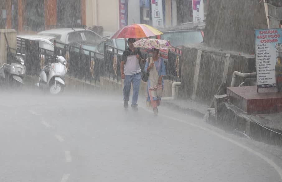 धर्मशाला में झमाझम बारिश के बीच लोग छाते का सहारा लेकर अपने गंतव्य तक पहुंचे। तेज बरसात से सड़क