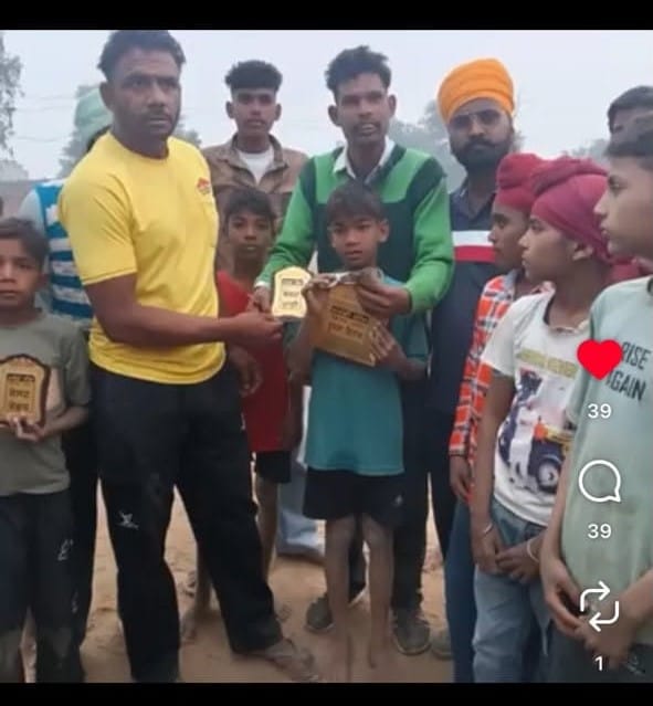 2 वर्ष पूर्व संगरूर में आयोजित कबड्डी प्रतियोगिता में बेस्ट प्लेयर अवॉर्ड लेते हुए अरमान,स्त्रो