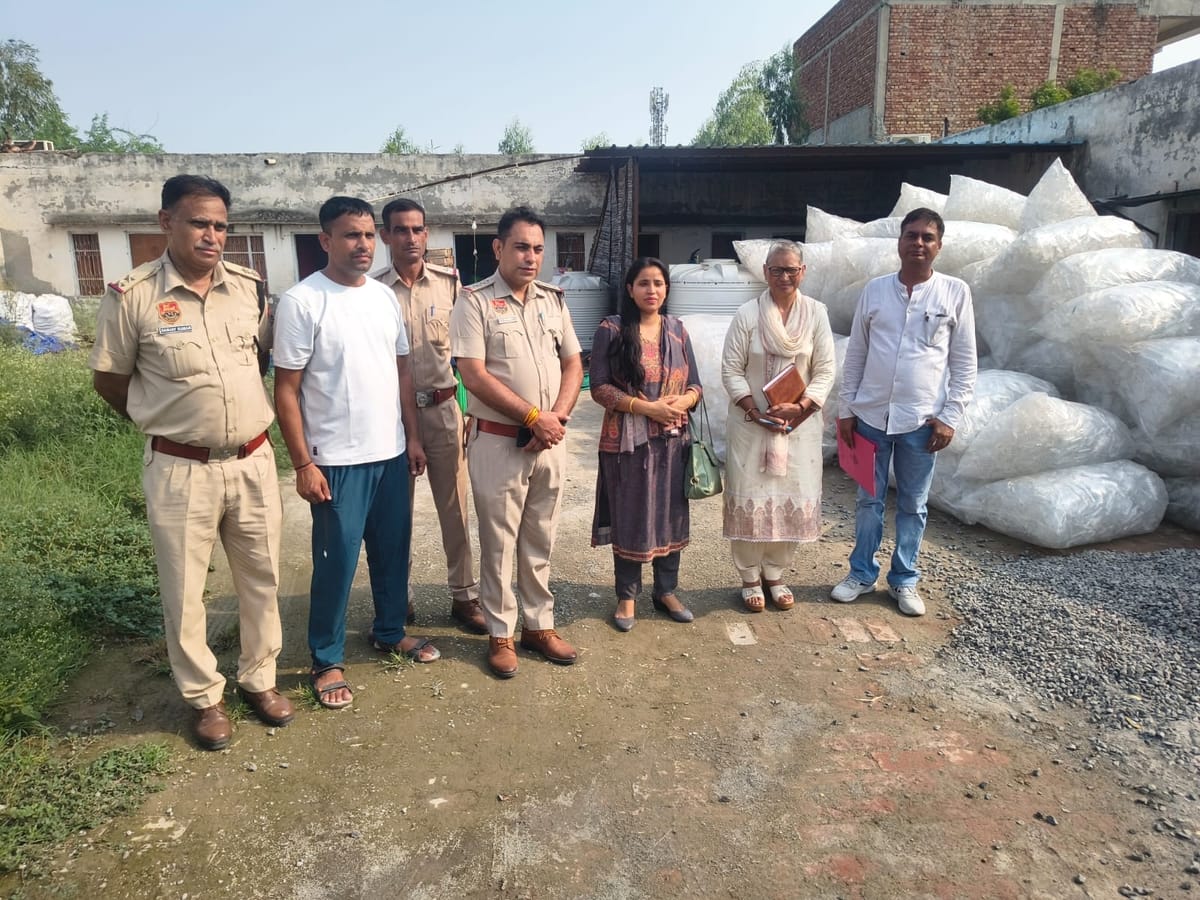 Rohtak News: इंद्र नगर में पकड़ी पुलिस ने नकली शराब की फैक्टरी, ढाई हजार से ज्यादा पव्वे बरामद