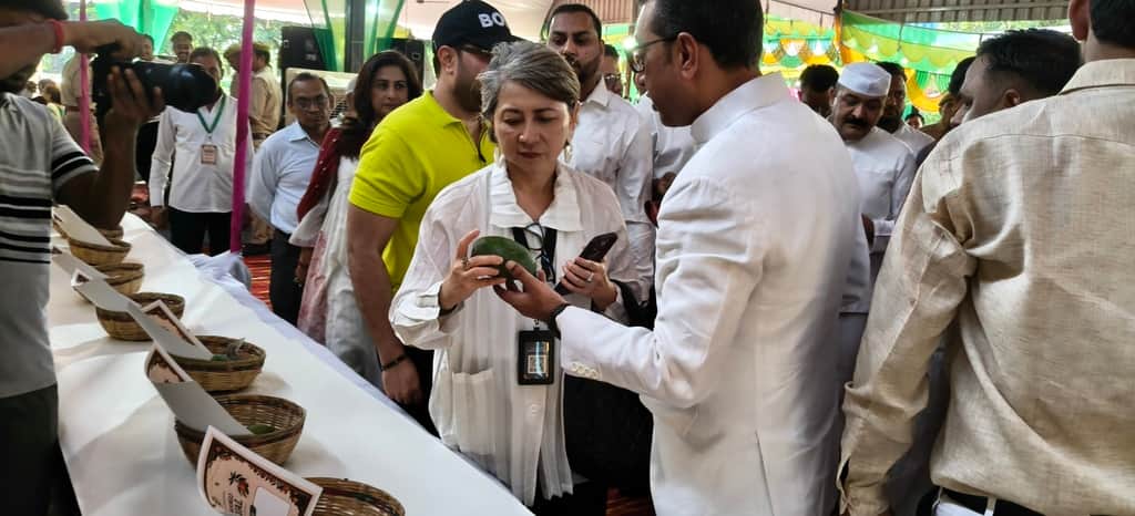 आम मोहत्सव में आम की किस्म के बारे में जानकारी लेती थाईलैंड की राजदूत चवानर्ट थांग सुम्फान: संव
