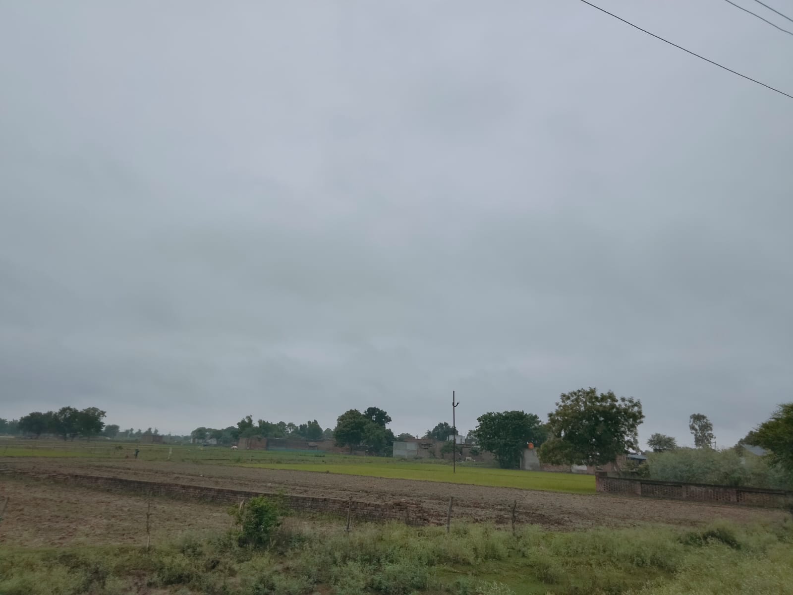 आसमान में छाए बादल।