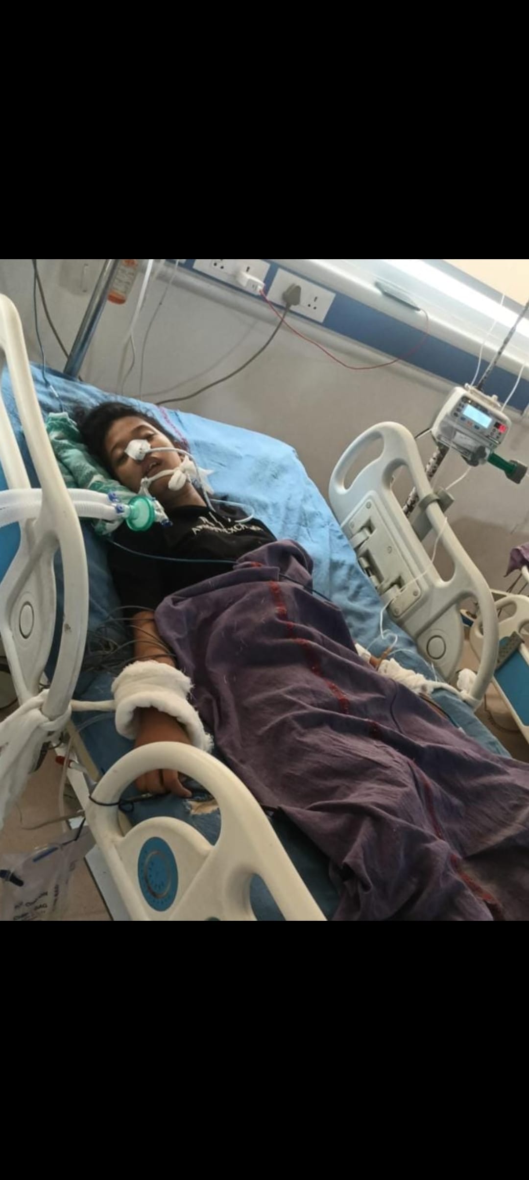 अग्रोहा मेडिकल कॉलेज में भर्ती छात्रा। 
