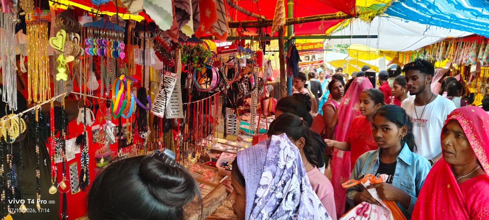 अगियौना मेले में खरीदारी करतीं महिलाएं। संवाद