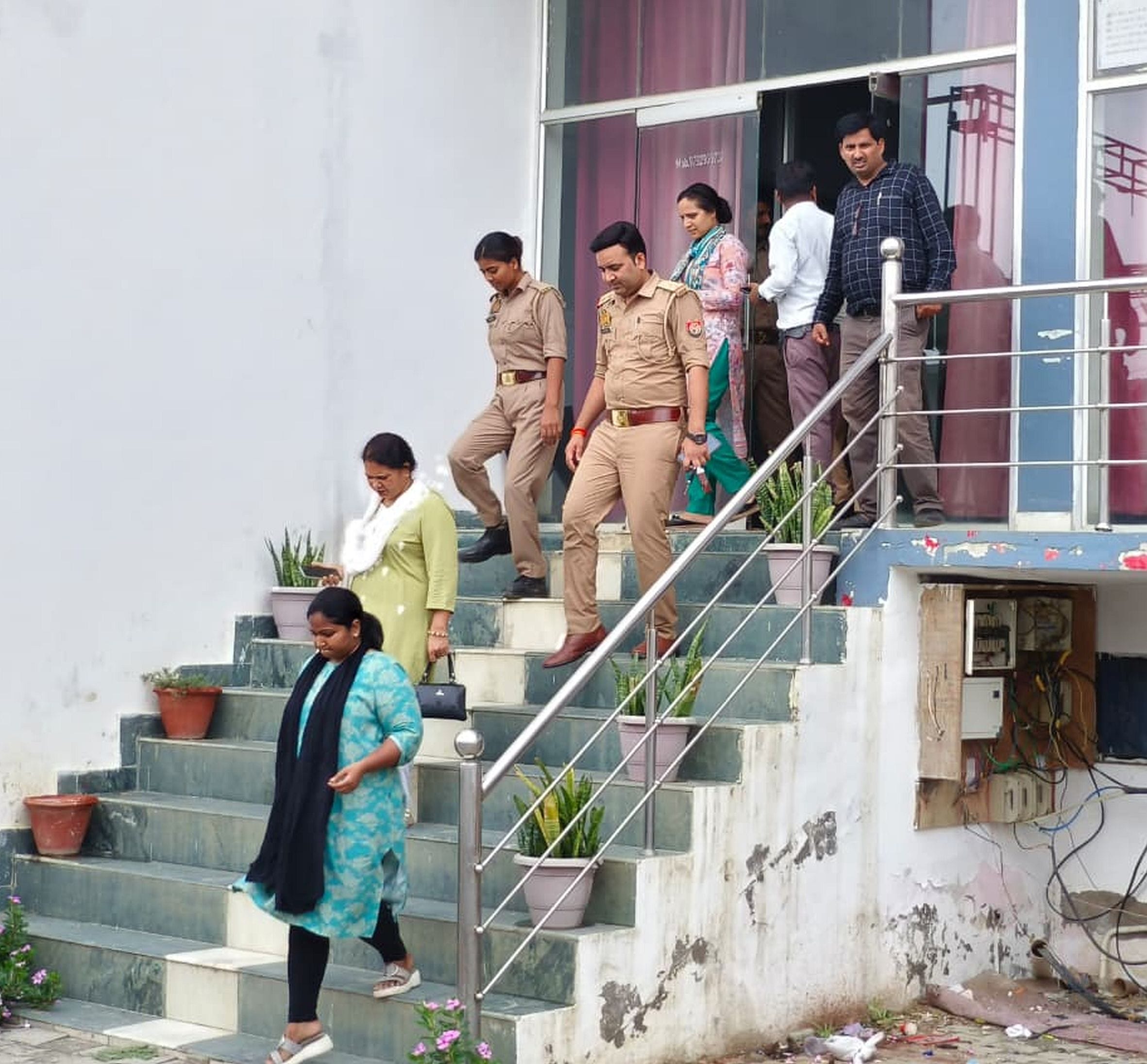 अमेठी के बाईपास के स्थित निजी प्रतिष्ठान से निकलती जांच टीम। -संवाद