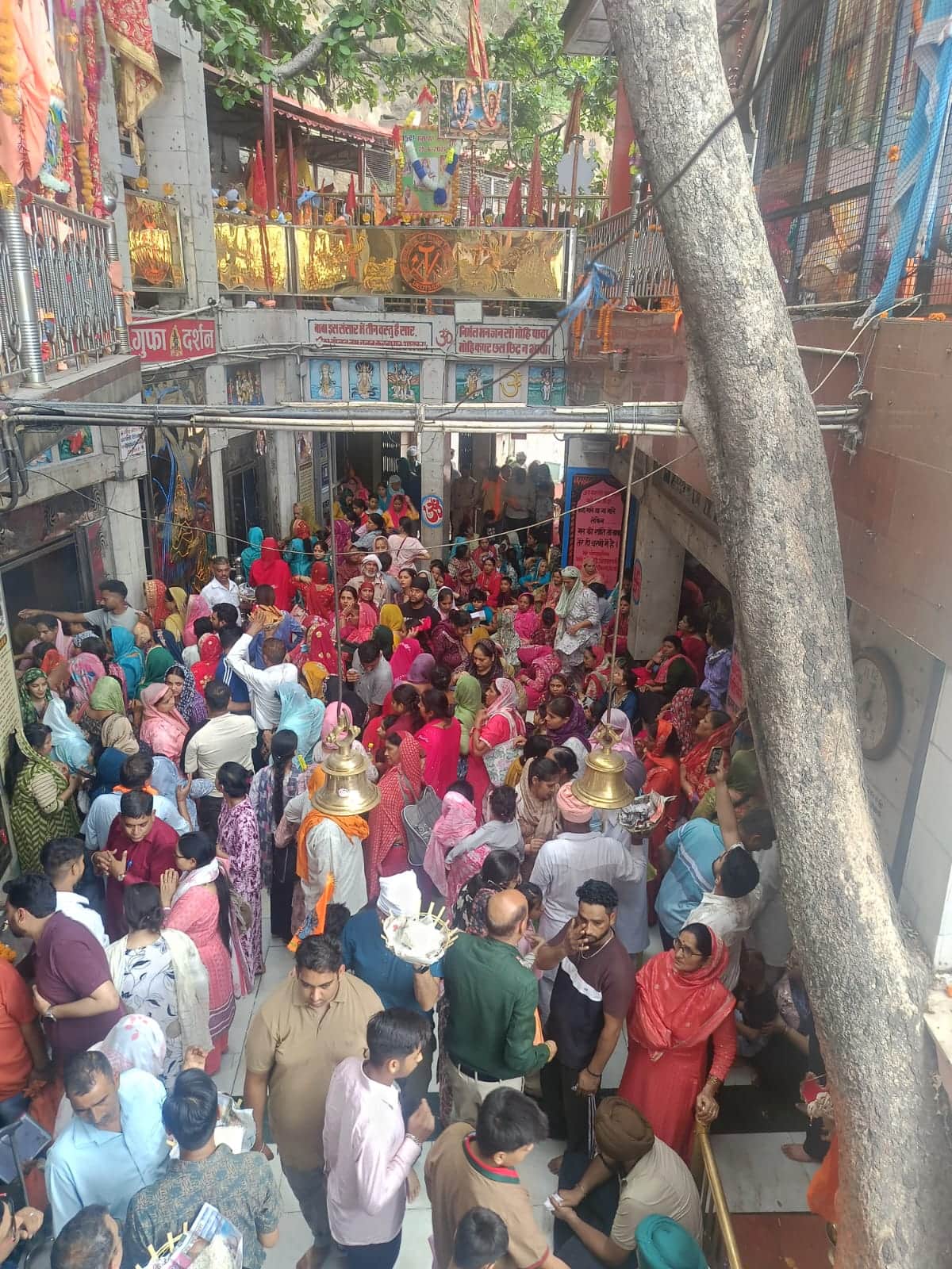 बाबा बालक नाथ मंदिर दियोटसिद्ध में बालयोगी के दर्शनों के लिए पहुंचे श्रद्धालु। संवाद