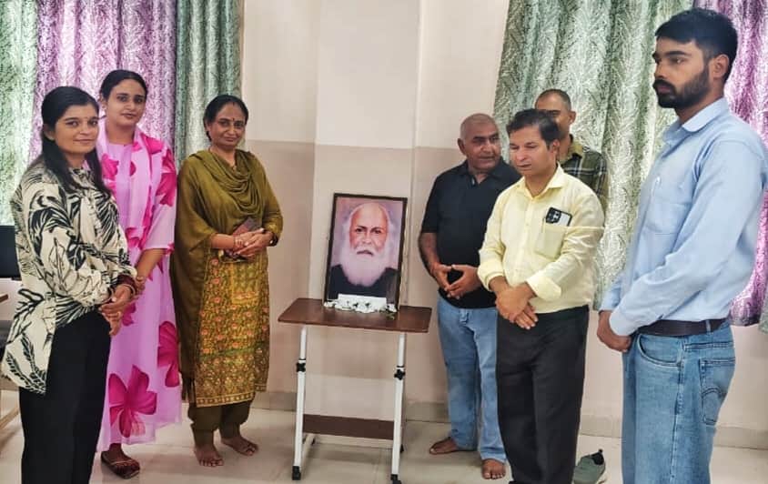 बाबा कांशी राम राजकीय महाविद्यालय डाडासीबा में जयंती समारोह के दौरान बाबा कांशी राम को श्रद्धां