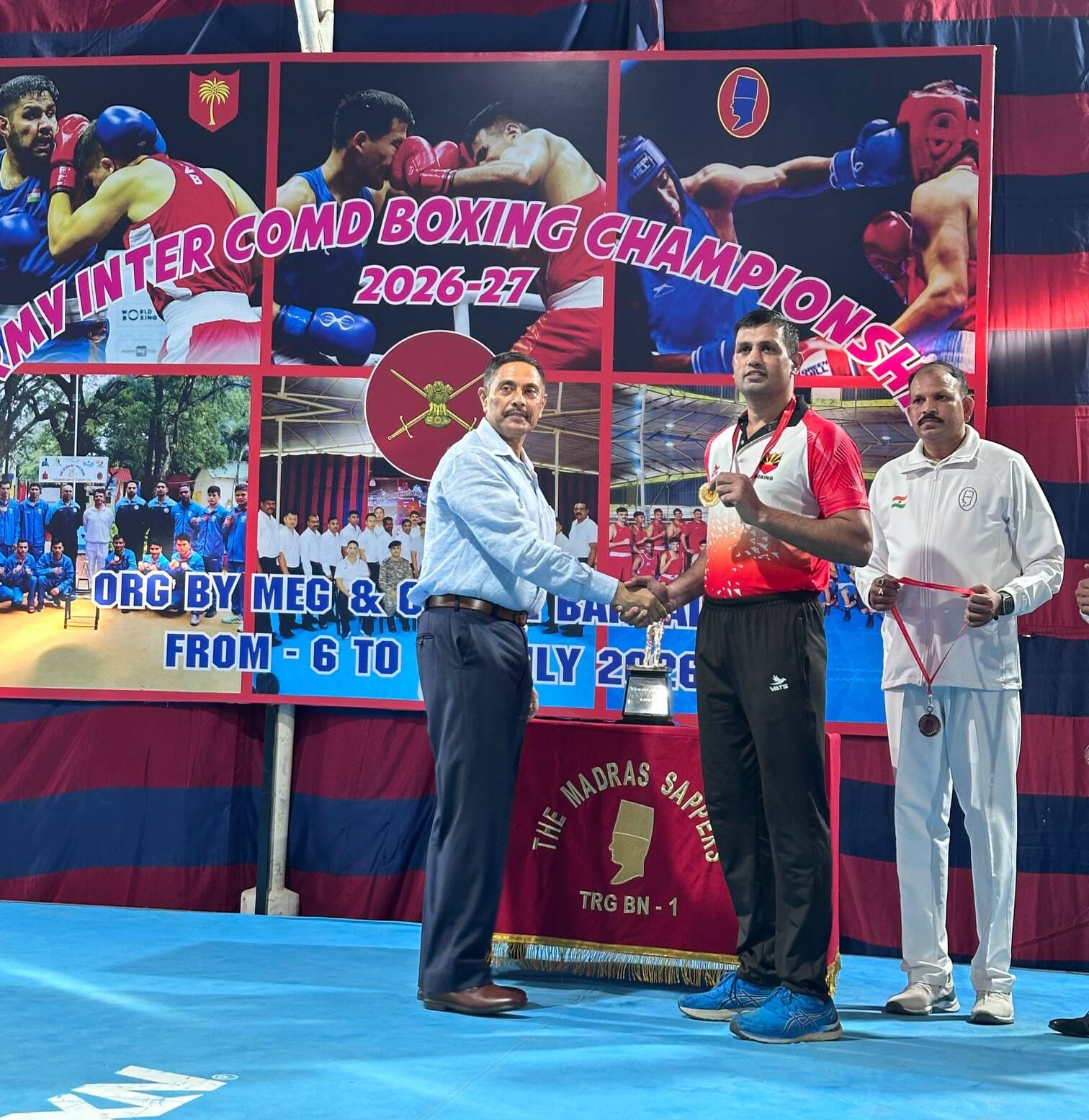 बैंगलुरू में आयोजित आर्मी बॉक्सिंग चैम्पियनशिप में गोल्ड मेडल जीतने के बाद खुशी जताते हुए।