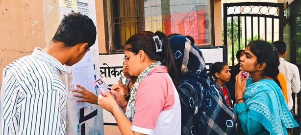 भूना।राजकीय महाविद्यालय के मुख्य गेट के बहार चस्पा रोल नंबर सूची में केंद्र और रोल नंबर देखते