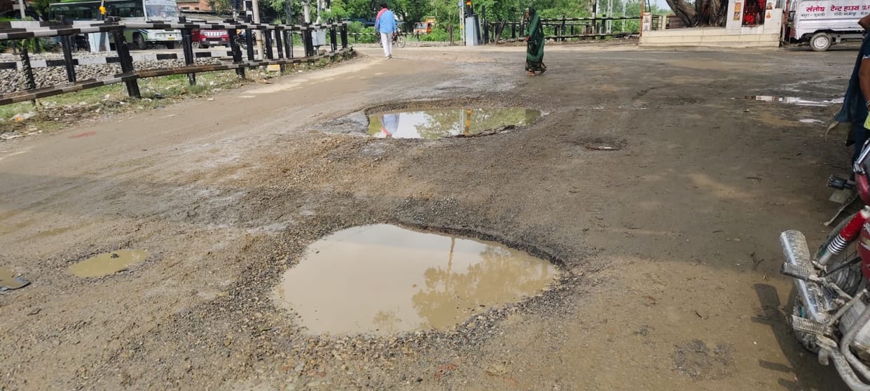 Road construction is a 'four hundred BC', whether in a city or a village, there are 20 or 100 potholes in a kilometer.