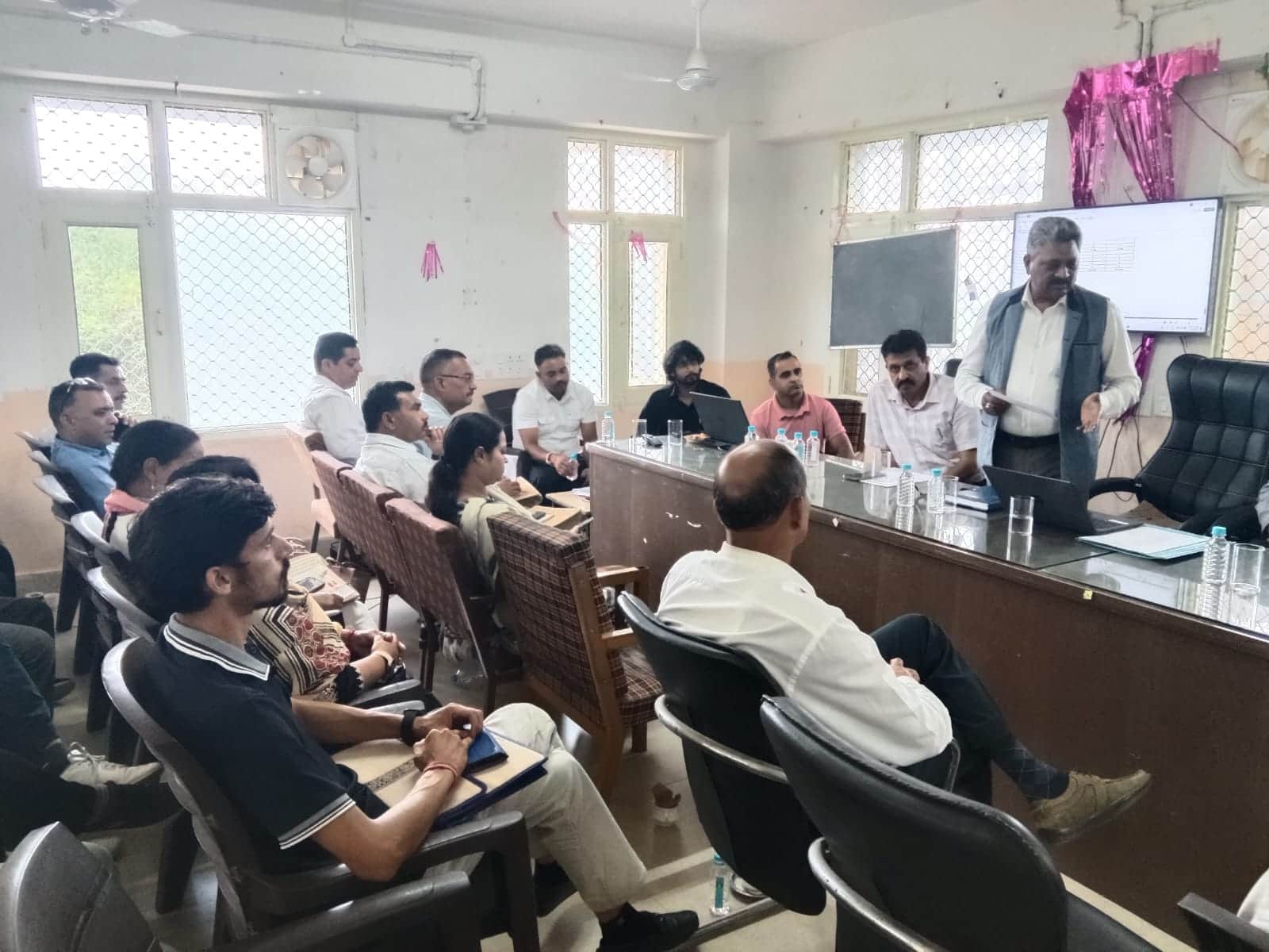 भोरंज अस्पताल में रोगी कल्याण समिति की बैठक में विकास कार्यों पर चर्चा करते विधायक। स्रोत : जाग