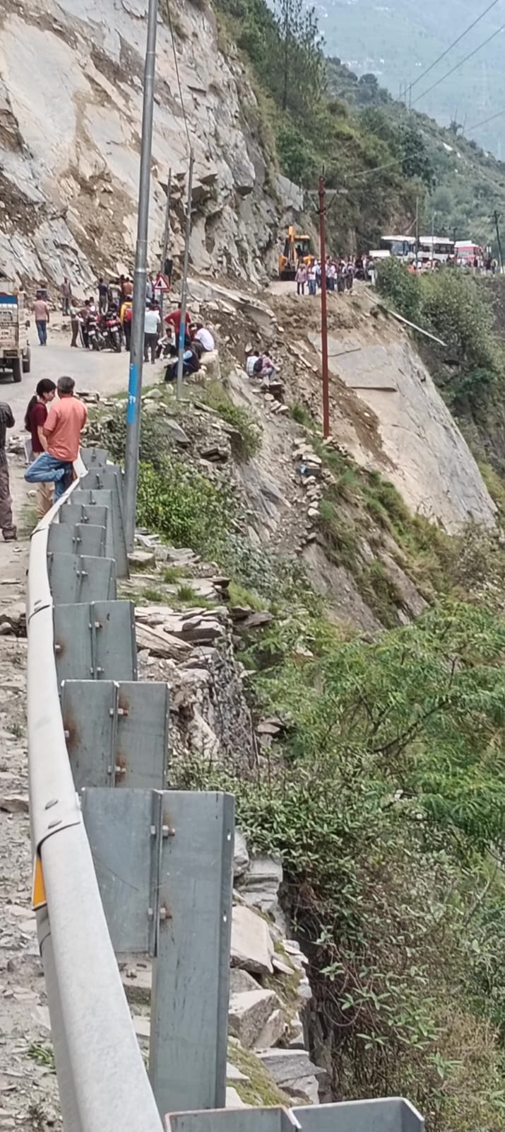 भरमौर-पठानकोट हाईवे पर बत्ती हट्टी में बंदपड़ा हाईवे। जागरूक पाठक