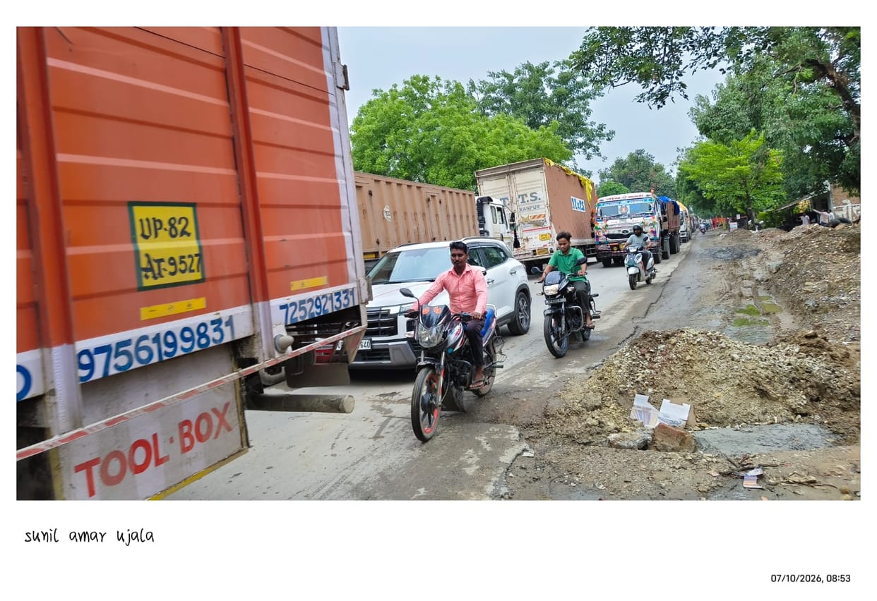 Vehicles crawled for two kilometers on the Bhiskuri-Baraudha bridge.