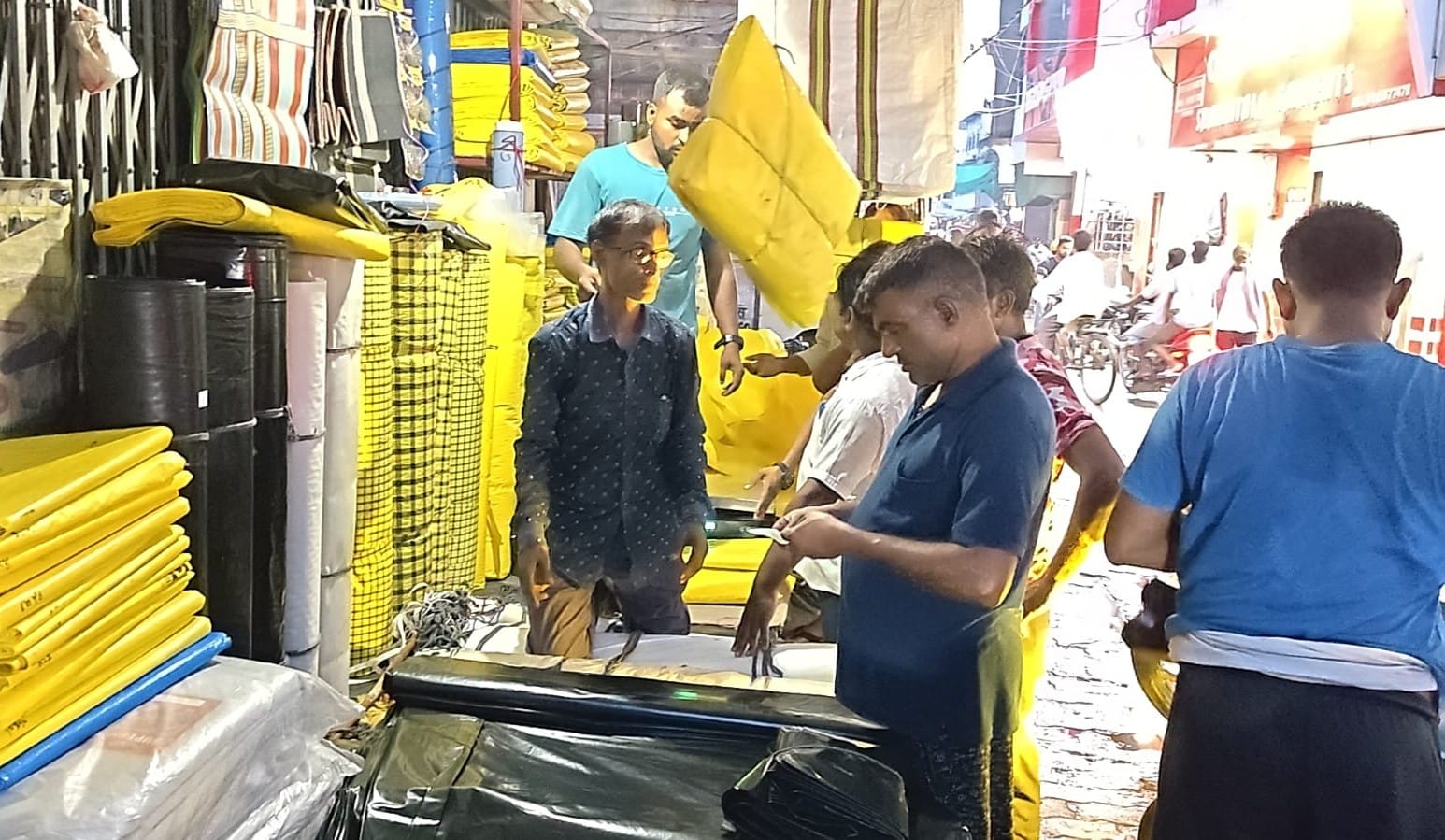 भदोही में पन्नी की खरीदारी करते लोग। संवाद