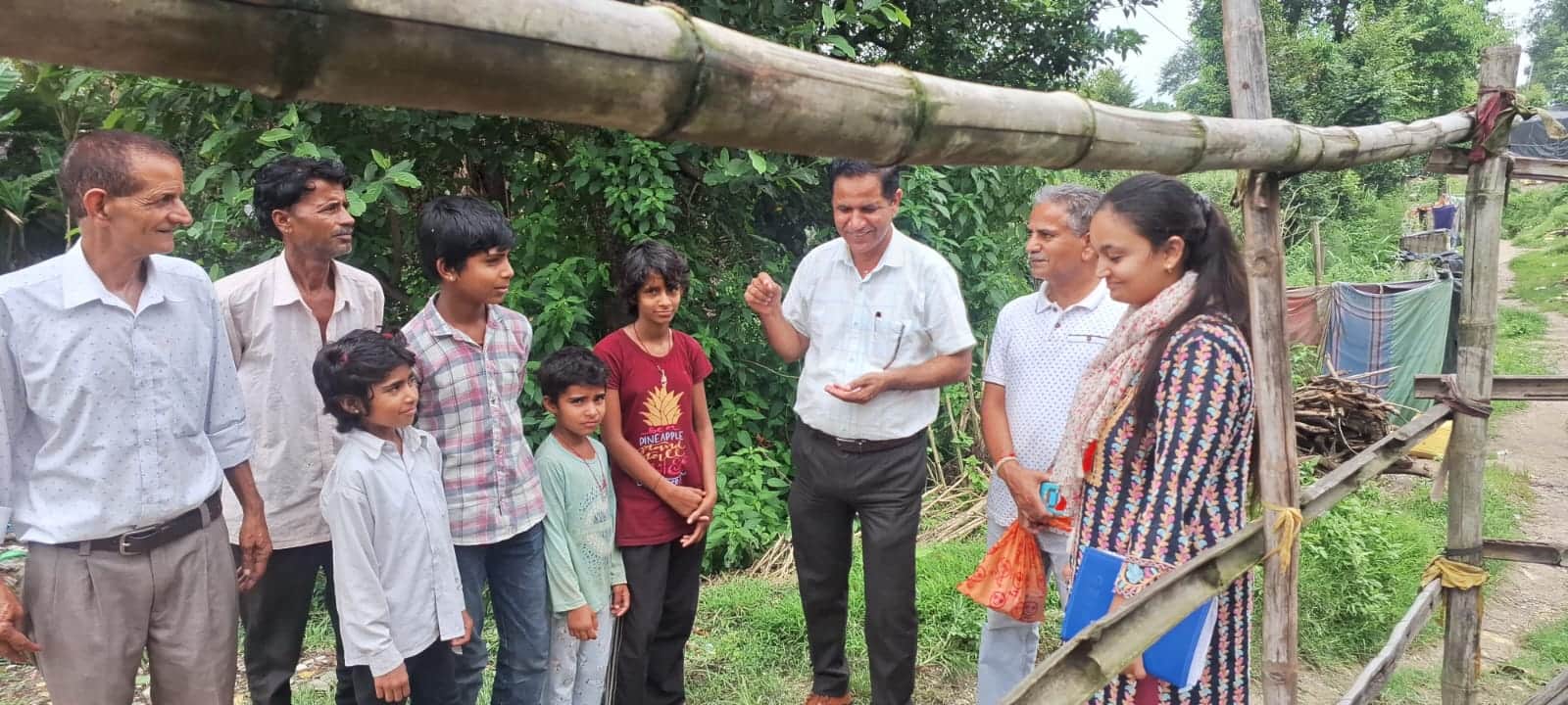 भवारना के गांवों में लोगों को पीलिया के प्रति जागरूक करते बीएमओ डॉ. नवीन राणा। -स्रोत : जागरूक 