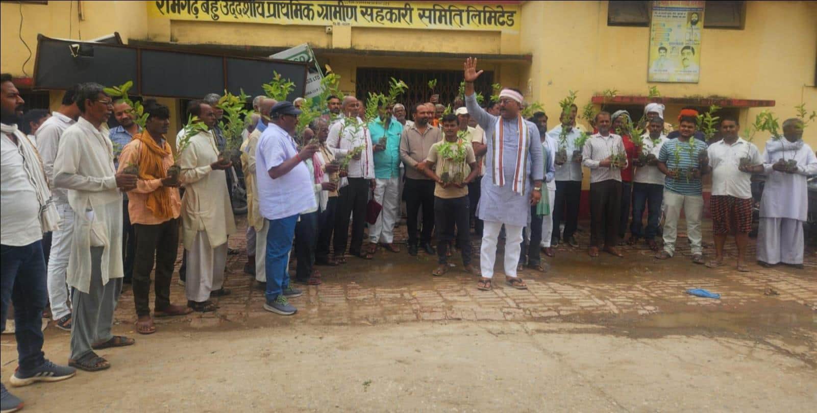 बिना फार्मर रजिस्ट्री के खाद उपलब्ध कराने के लिए रामगढ़ बी-पैक्स पर प्रदर्शन करते किसान। स्वयं
