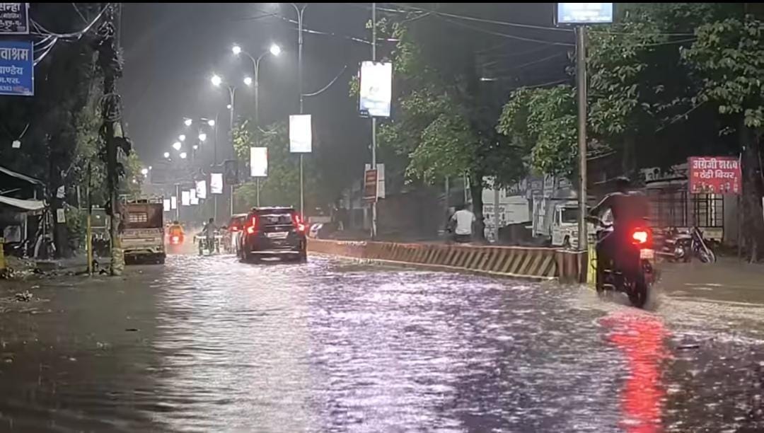 Basti News: बारिश से गिरा तापमान, मोहल्लों में जलभराव ने बढ़ाई सांसत