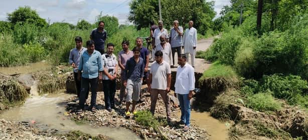 चमरावल-धौली प्याऊ मार्ग को बनवाने की मांग को प्रदर्शन करते ग्रामीण: संवाद