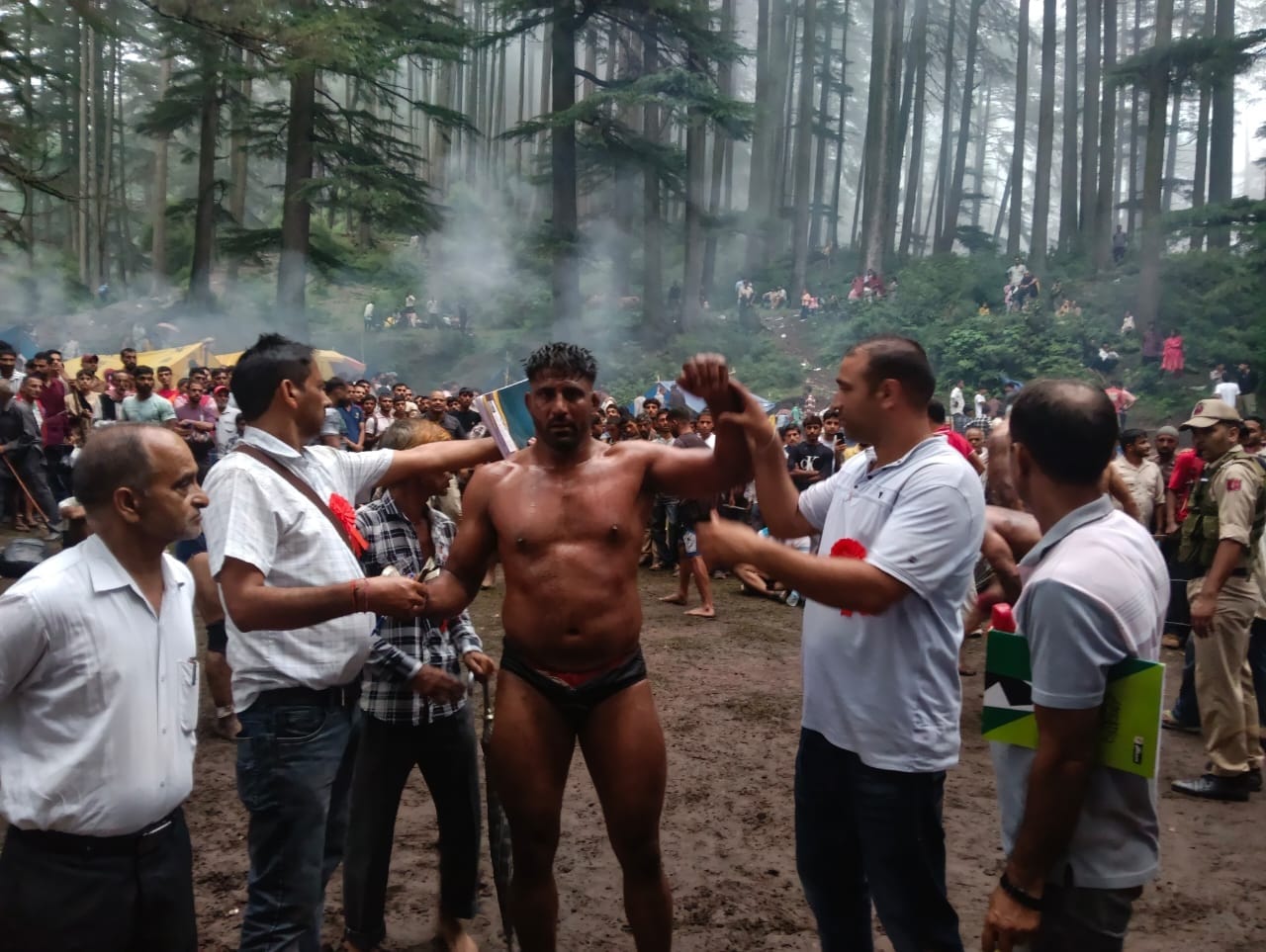 चेऊ गांव मे आयोजित वार्षिक दंगल में दंगल की शुरुआत करवाते दंगल कमेटी के सदस्य। स्रोत दंगल कमेटी
