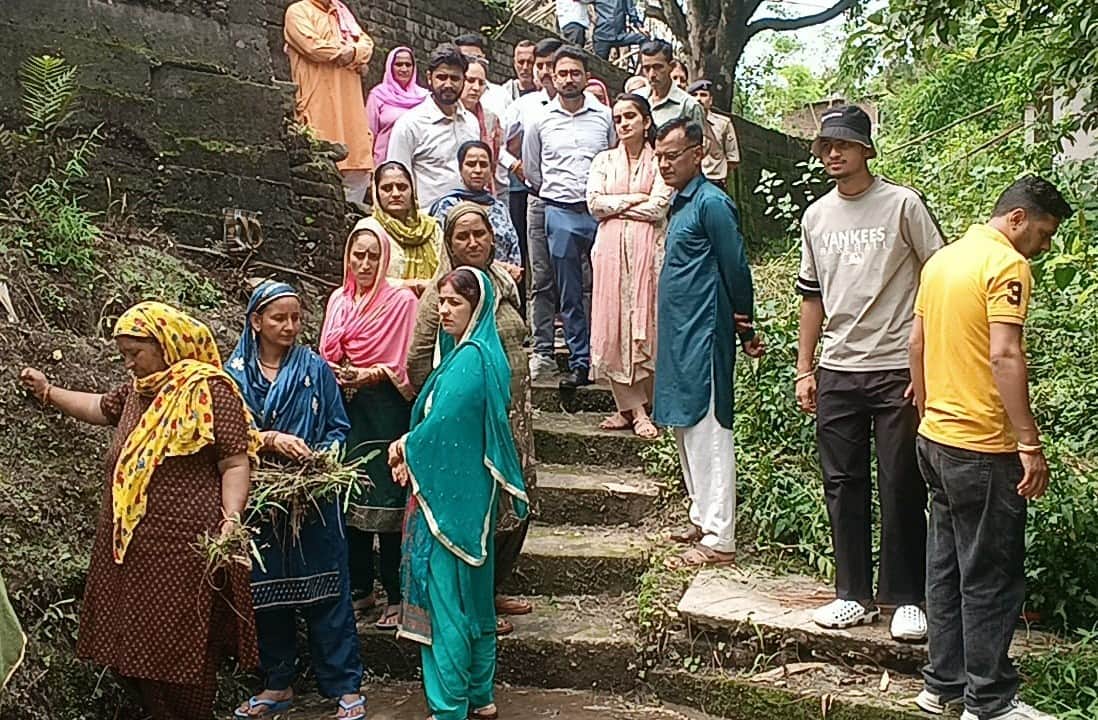 डीसी गंधर्वा राठौड़ ब्राहलड़ी  में जल स्त्रोतों की सफाई का निरीक्षण करने पहुंची। स्रोत : जनसंपर्क