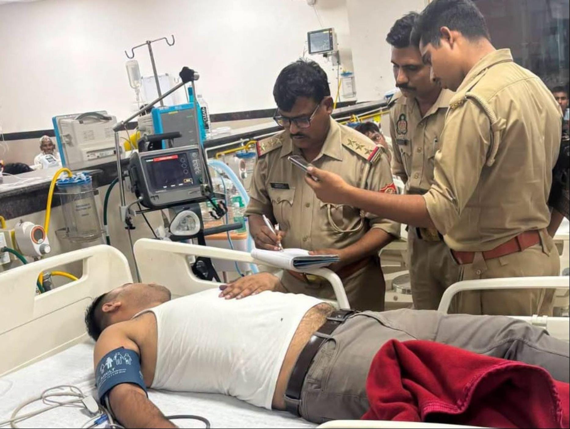 एम्स में भर्ती प्रशांत शर्मा से घटना की जानकारी लेती पुलिस। -स्रोत : सोशल मीडिया