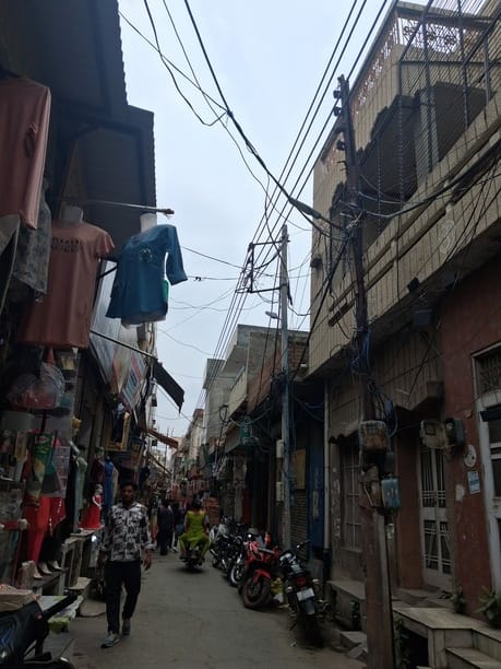 A tangled web of power lines in Safidon's markets; traders distressed.