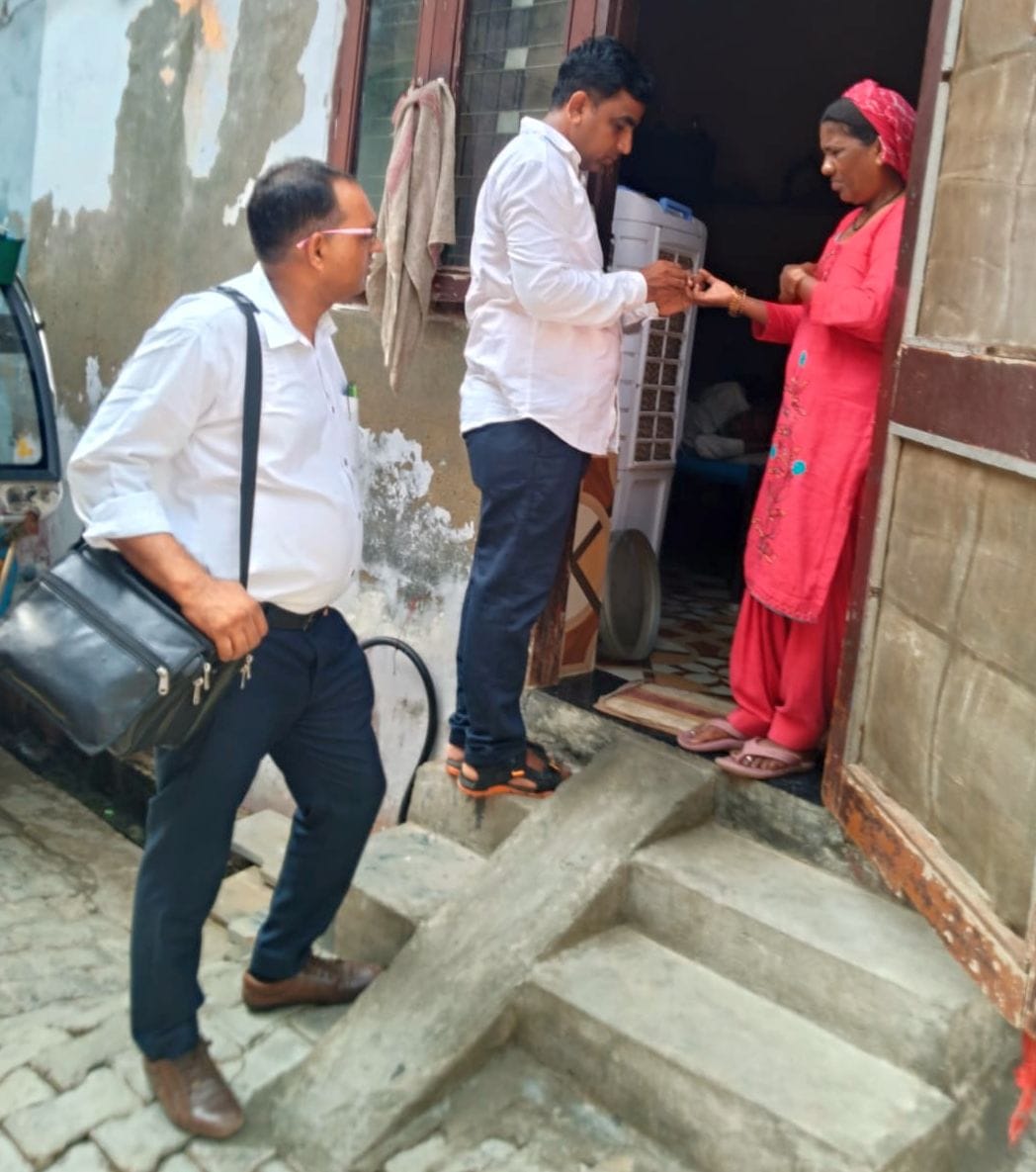 Health workers inquired about the health of villagers by visiting their homes.