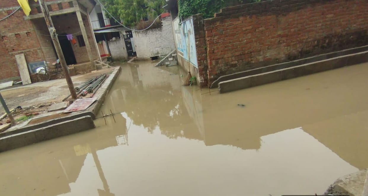 Ramnagar inundated due to heavy rain; water enters veterinary hospital.