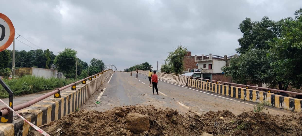 Trucks drove off the railway overbridge at night; an accident was averted.