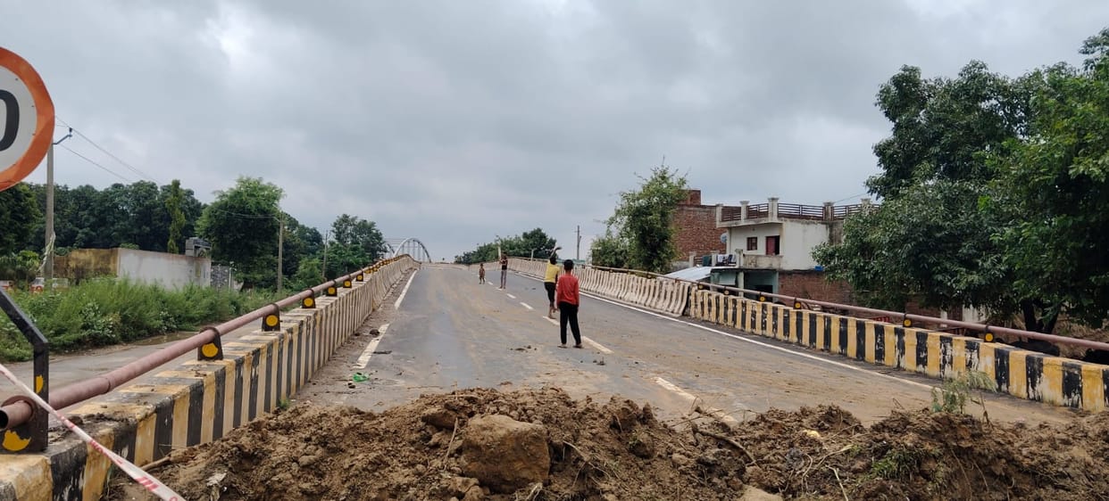 Trucks drove off the railway overbridge at night; an accident was averted.
