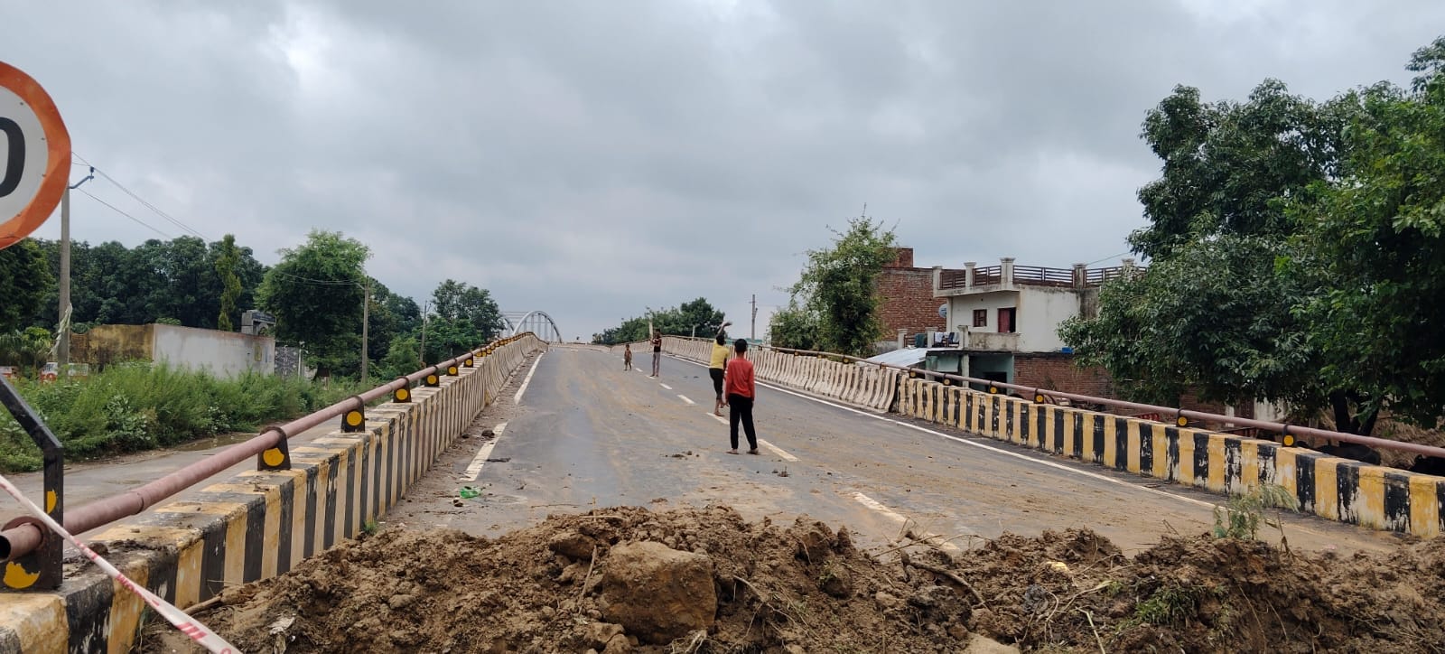 फोटो-26 शुकुरुल्लापुर रेलवे ओवरब्रिज पर आवागवन बंद होने से क्रिकेट खेलते बच्चे। संवाद