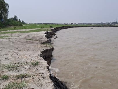 Ganga's water level rises by 70 cm in 24 hours; erosion intensifies.
